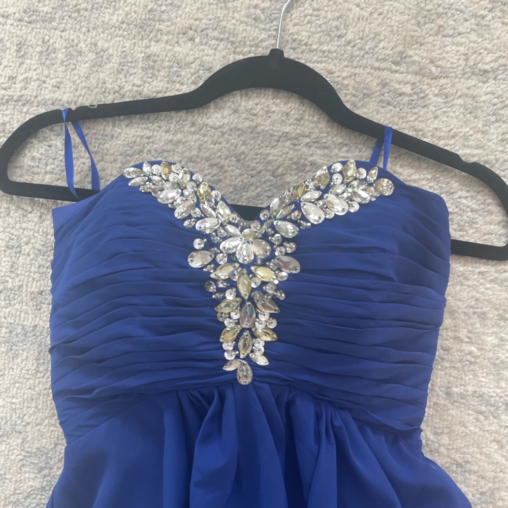 Semi Formal dress. Color blue. Junior size 3 . Good condition.